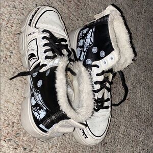 White and Black Skateboard Shoes with Fur Lining